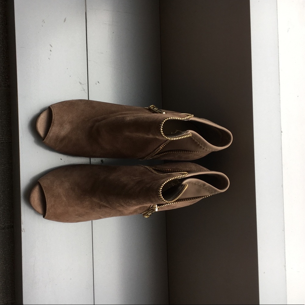 New never worn boots